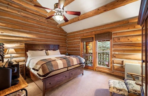 Greer Cabin | Escape to The Red Setter Lodge with Cozy Fireplace & Hot Tub