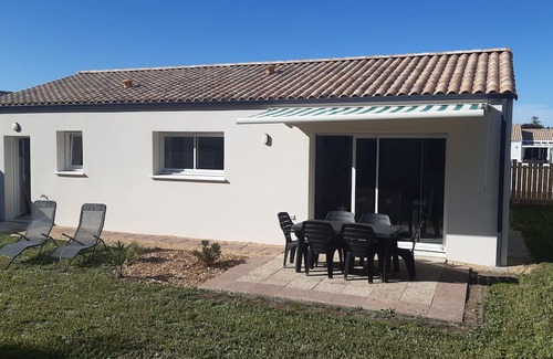 La Barre-de-Monts House | Cozy Belle Maison: Steps from the Sea with Pool & Breakfast