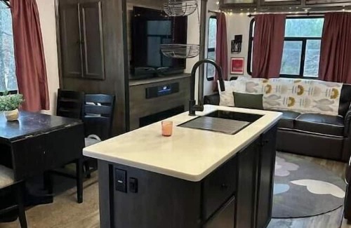 Arrington House | Cozy Camper Retreat @ Happy Farm for Family Fun
