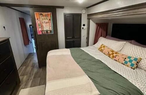 Arrington House | Cozy Camper Retreat @ Happy Farm for Family Fun