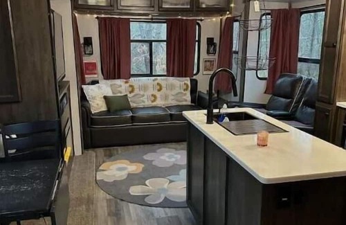 Arrington House | Cozy Camper Retreat @ Happy Farm for Family Fun