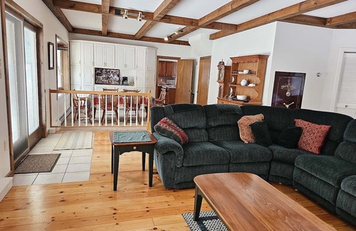 Franklin House | Tranquil 2 Bedroom Sanctuary with Pool & Scenic Ponds