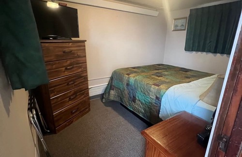 Onalaska House | Scenic Lake Onalaska Retreat with Private Room & Breakfast