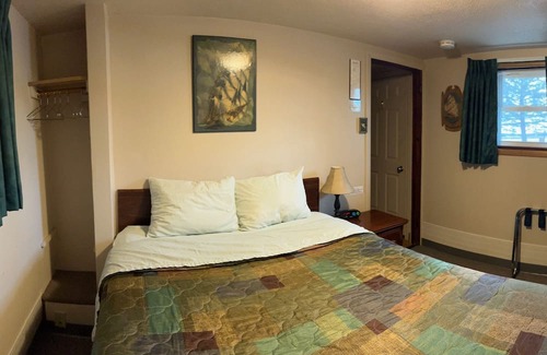 Onalaska House | Scenic Lake Onalaska Retreat with Private Room & Breakfast