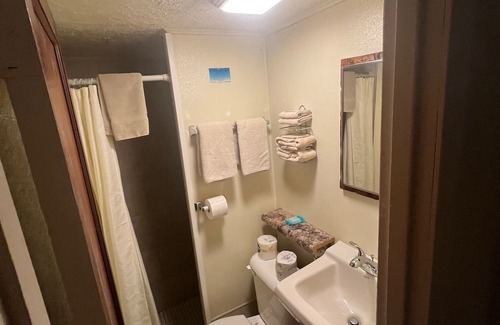 Onalaska House | Scenic Lake Onalaska Retreat with Private Room & Breakfast