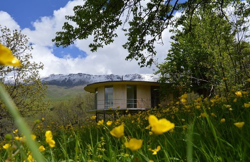 Kaputan Cottage | Cozy Cabin Retreat in Nature with Breakfast & Family Amenities