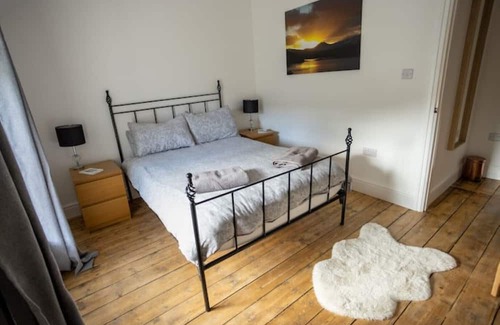 Snowdonia National Park Cottage | Inviting Hot Tub Cottage with Scenic Snowdon Views
