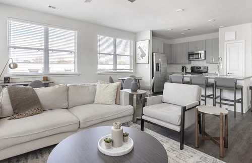 Spring Branch East Apartment | Stylish Apartment with Kitchen in Prime Location