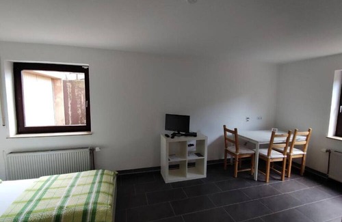 Vaihingen an der Enz Apartment | Cozy Ferienwohnung Kerstin Grambow with Pool & Breakfast