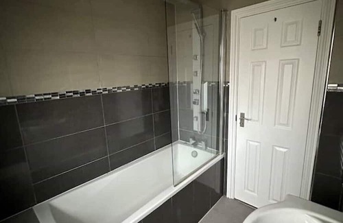 Preston House | Convenient Stay Near Wembley Stadium - Himani's Home Awaits