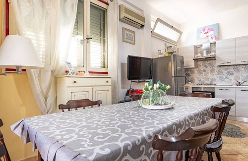 Torre Ovo Apartment | Cozy Apartment 'Casa Vacanze Le Barche Due' with Ocean View