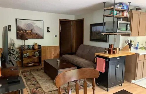 Harris House | Inviting Lake Retreat Near the City with Family-Friendly Vibes