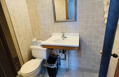 Onalaska House | Scenic Lake Onalaska Motel with Queen Bed & Breakfast