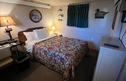 Onalaska House | Scenic Retreat Overlooking Lake Onalaska with Breakfast Included
