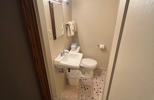 Onalaska House | Scenic Retreat Overlooking Lake Onalaska with Breakfast Included