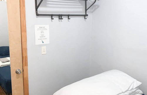 Ocean Hill House | Cozy Getaway Just Steps from Subway with Kitchen Access