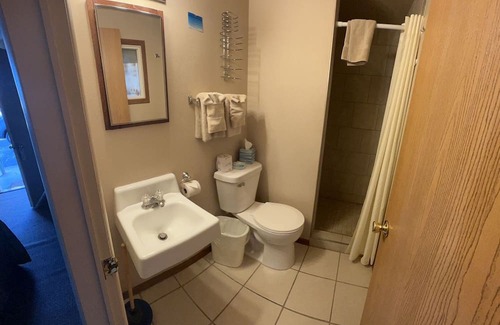 Onalaska House | Cozy Lake Onalaska Motel with Two Queen Beds & Breakfast