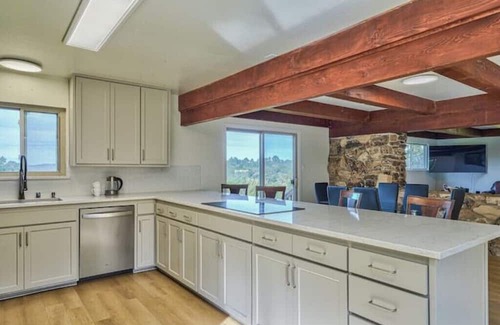 Prunedale House | Cozy 10 Acre Prunedale Home near Monterey & Carmel