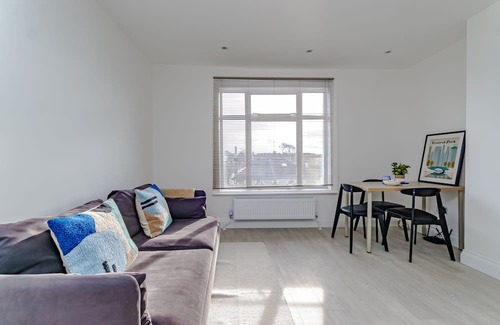 Broad Green Apartment | Elegant Workspace Apartment Ideal for Families and Travelers