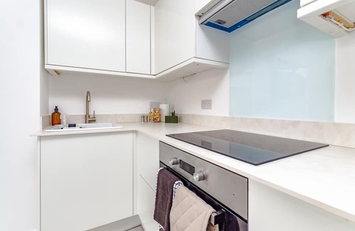 Broad Green Apartment | Elegant Workspace Apartment Ideal for Families and Travelers