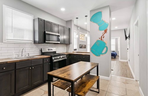 Elizabeth Apartment | Stylish 3-Bed Apartment in Elizabeth Near Manhattan