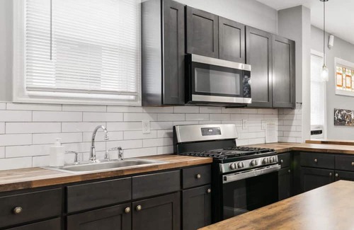 Elizabeth Apartment | Stylish 3-Bed Apartment in Elizabeth Near Manhattan