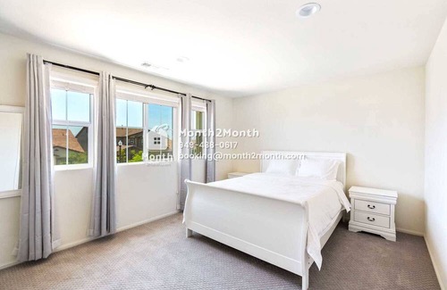 Ontario House | Inviting Stay at Villa On Bennington with Private Pool
