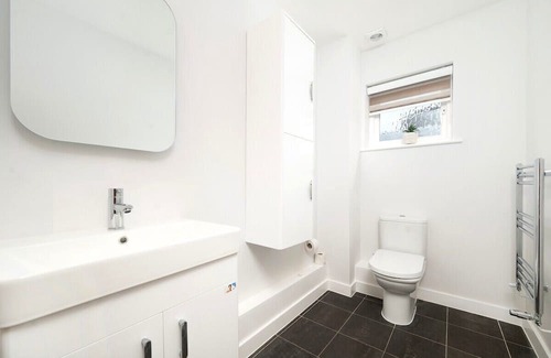 Yeading House | Family-Friendly 4BR Home with Garden & Kitchen Amenities