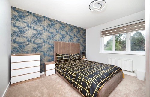 Yeading House | Family-Friendly 4BR Home with Garden & Kitchen Amenities