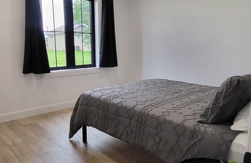 Lambton Shores House | Pet-Friendly Getaway at Willow On The Ridge - 10/10 Rated
