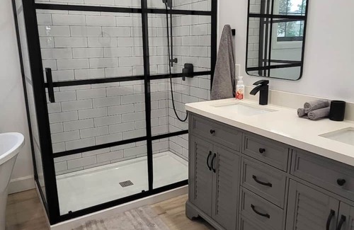 Lambton Shores House | Pet-Friendly Getaway at Willow On The Ridge - 10/10 Rated
