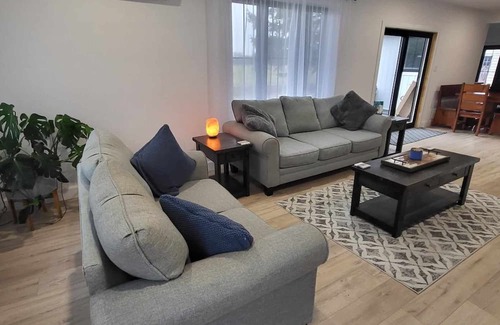 Lambton Shores House | Pet-Friendly Getaway at Willow On The Ridge - 10/10 Rated