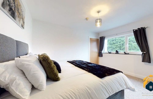 Pontypool Apartment | Inviting 4 Bedroom Apartment Near a Cosy Pub