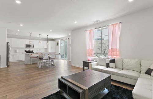 Rialto House | Discover The Castle on Pinewood Ave with Pet-Friendly Perks