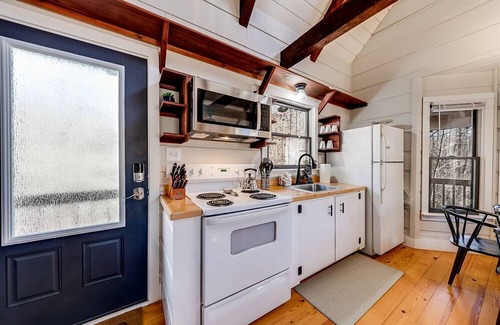 Demorest House | Riverland Retreat: Family-Friendly Escape by the Soque