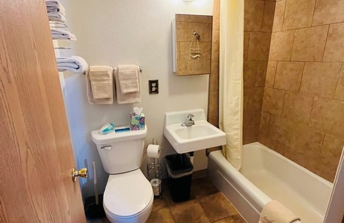 La Crosse House | Scenic Lake Onalaska Retreat with Breakfast & Family Amenities