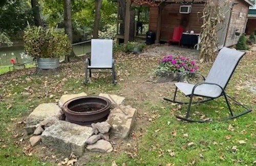Blissfield Cabin | Cozy Shanty Cabin for Two: Pet and Child Friendly Retreat