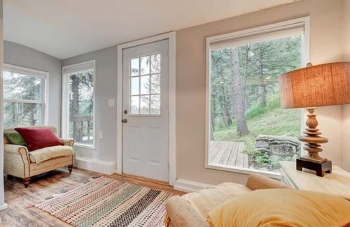 Kerr Gulch House | Idyllic Getaway at The Red House by the Lake