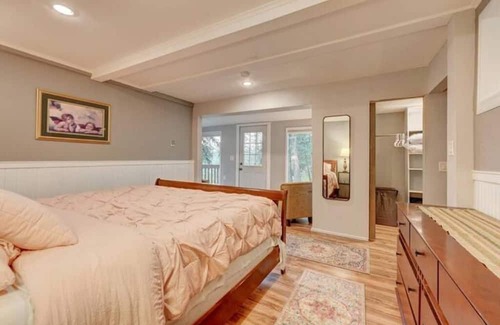 Kerr Gulch House | Idyllic Getaway at The Red House by the Lake