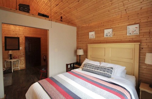 Lenoir City Cabin | Pet-Friendly Cabin Steps from Lenoir City's Main Street
