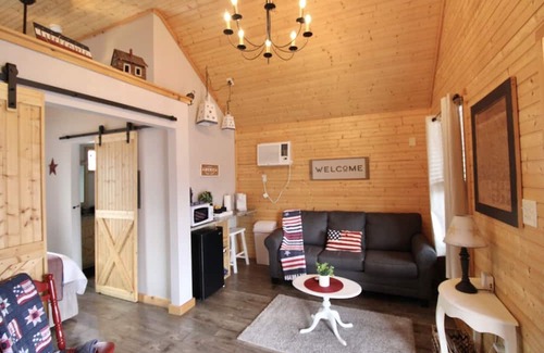 Lenoir City Cabin | Pet-Friendly Cabin Steps from Lenoir City's Main Street