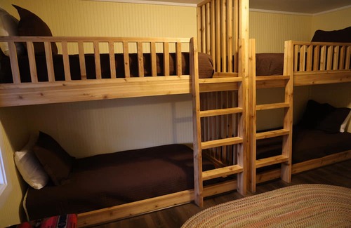 Jenkins Cabin | Family-Friendly South Camp with Kitchen Amenities Await