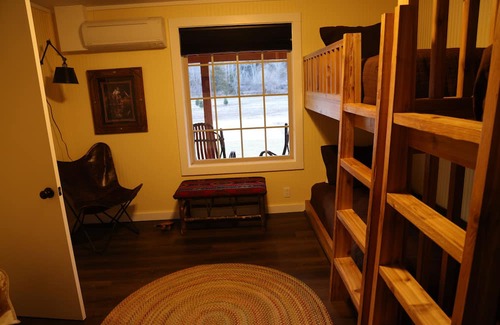 Jenkins Cabin | Family-Friendly South Camp with Kitchen Amenities Await
