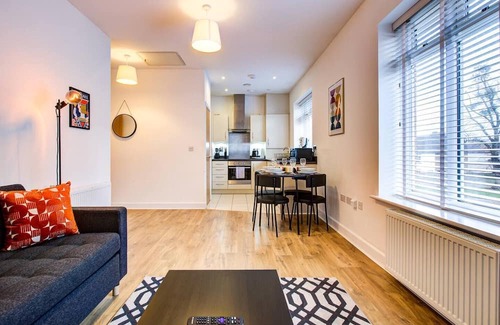 Chelmsford Apartment | Relaxing Flat in Chelmsford with Kitchen & Breakfast Included
