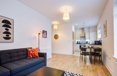 Chelmsford Apartment | Relaxing Flat in Chelmsford with Kitchen & Breakfast Included