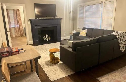 Wade Hampton House | Inviting 1940’s House with Spa & Family-Friendly Amenities