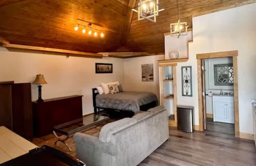 Nampa House | Rustic Room Guest House near NNU
