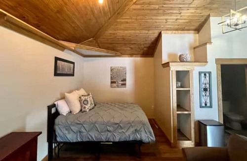 Nampa House | Rustic Room Guest House near NNU