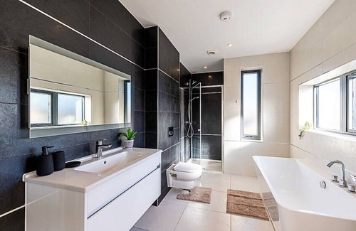 Syon Apartment | Stylish 2 Bedroom Penthouse in Brentford with Kitchen