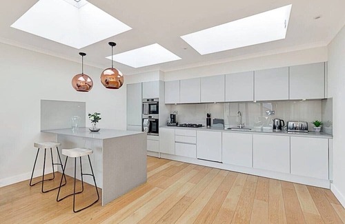 Syon Apartment | Stylish 2 Bedroom Penthouse in Brentford with Kitchen